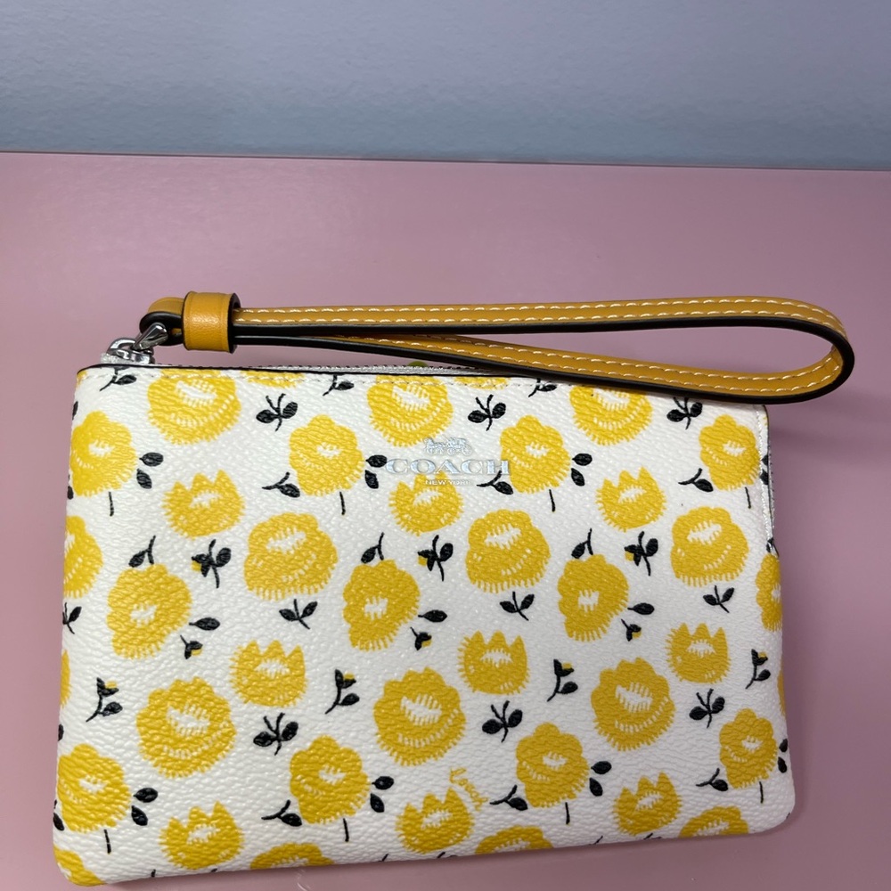 NWT Coach Floral Print Buttercup Corner
Zip Wristlet 🤍💛